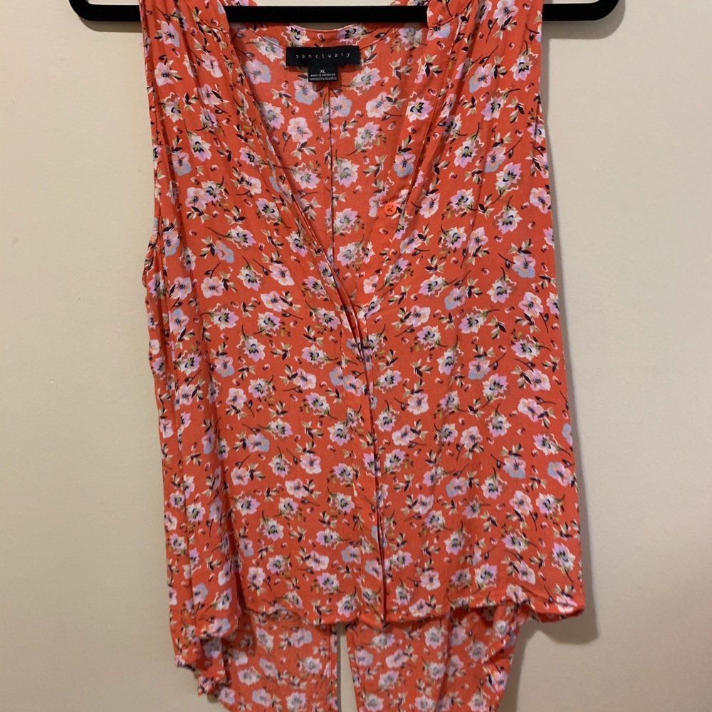 Sleeveless floral blouse. Button up